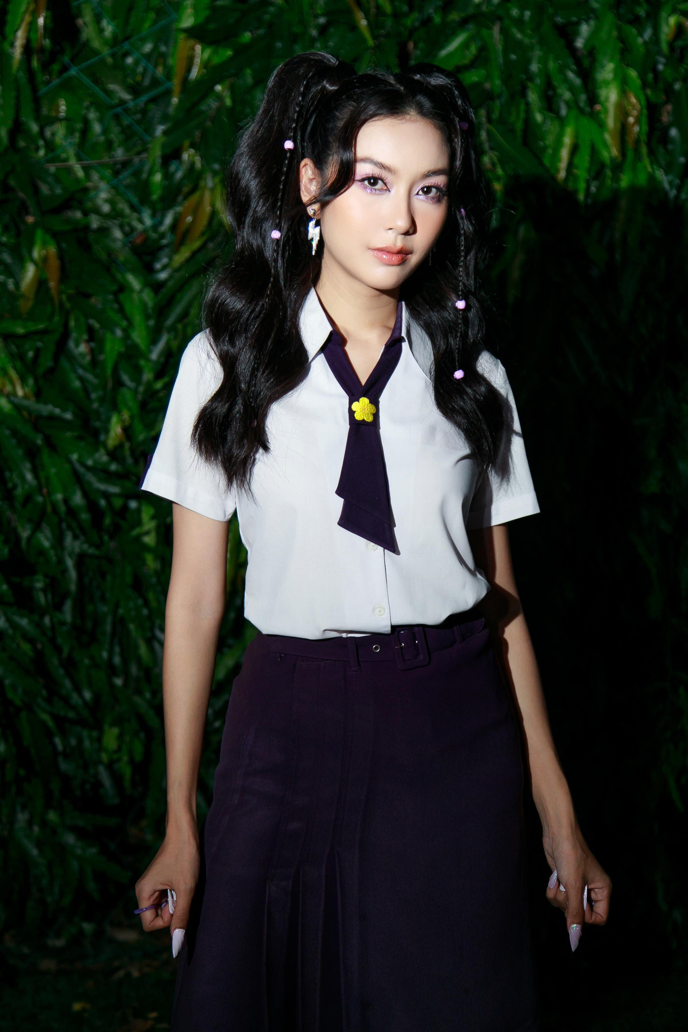 Á hậu Thúy Vân với tạo hình "xì-tin" khi trở về thăm trường cũ. Á hậu Thúy Vân với tạo hình "xì-tin" khi trở về thăm trường cũ.