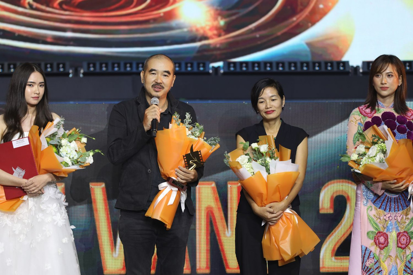 Cải biên từ hai truyện ngắn của Nguyễn Ngọc Tư, bộ phim Tro Tàn Rực Rỡ từng ẵm giải Nhất LHP Ba Châu Lục tại Pháp. Cải biên từ hai truyện ngắn của Nguyễn Ngọc Tư, bộ phim Tro Tàn Rực Rỡ từng ẵm giải Nhất LHP Ba Châu Lục tại Pháp.