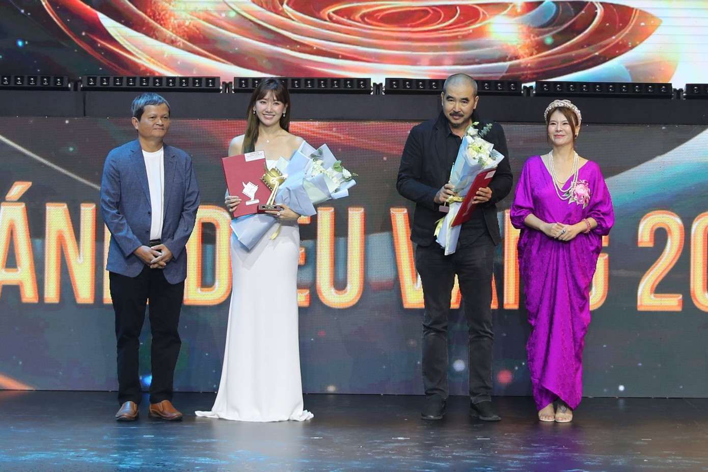 Nhà Bà Nữ của Trấn Thành thắng giải Biên kịch và Cánh Diều Bạc. Nhà Bà Nữ của Trấn Thành thắng giải Biên kịch và Cánh Diều Bạc.