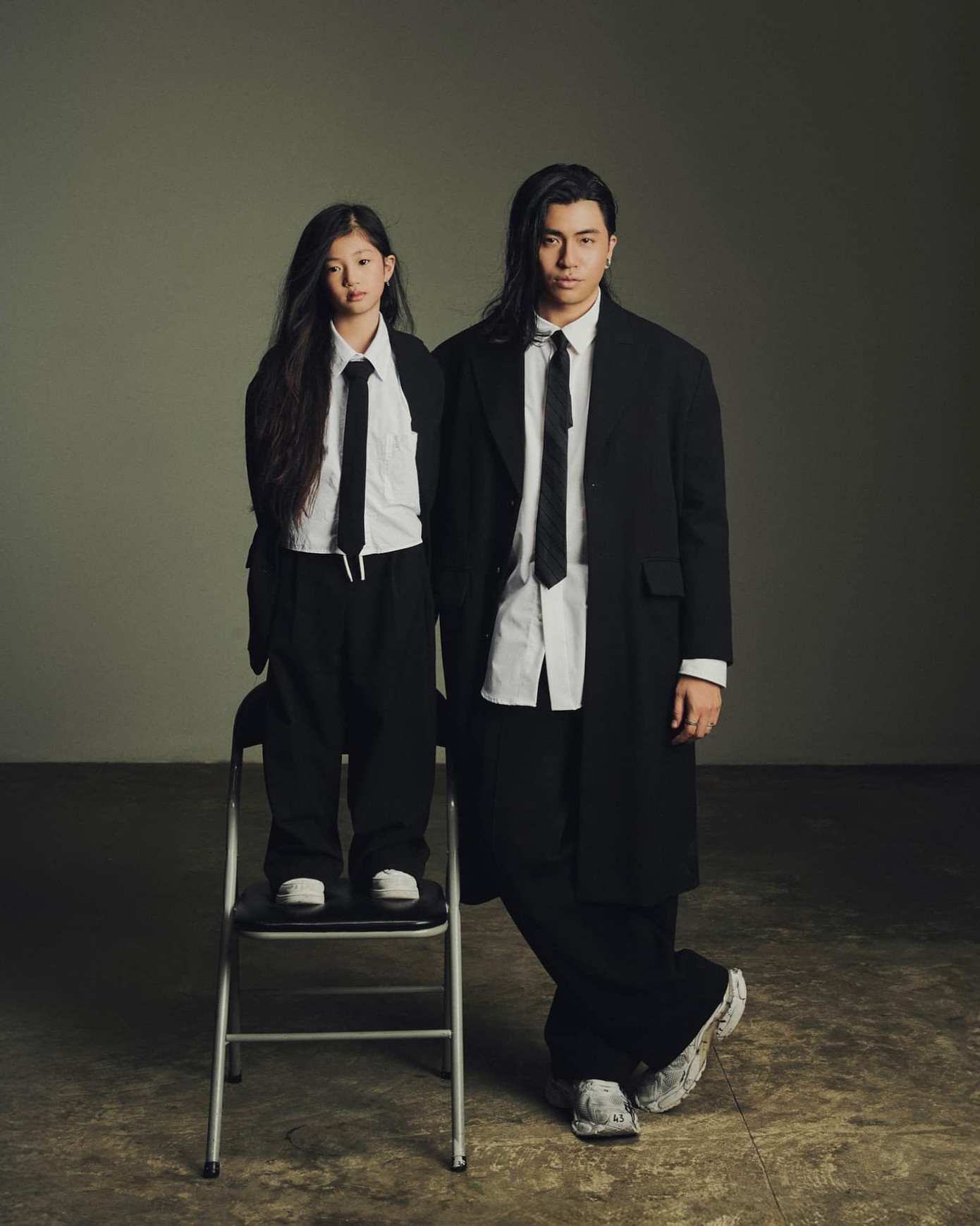 Cả hai cùng diện vest, đeo cà vạt và mang sneakers.