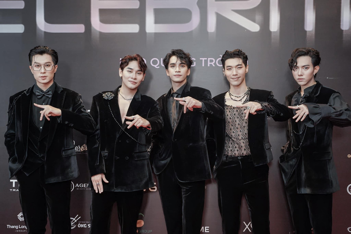 Đội hình ra mắt chính thức của FOR7 khá đồng đều.