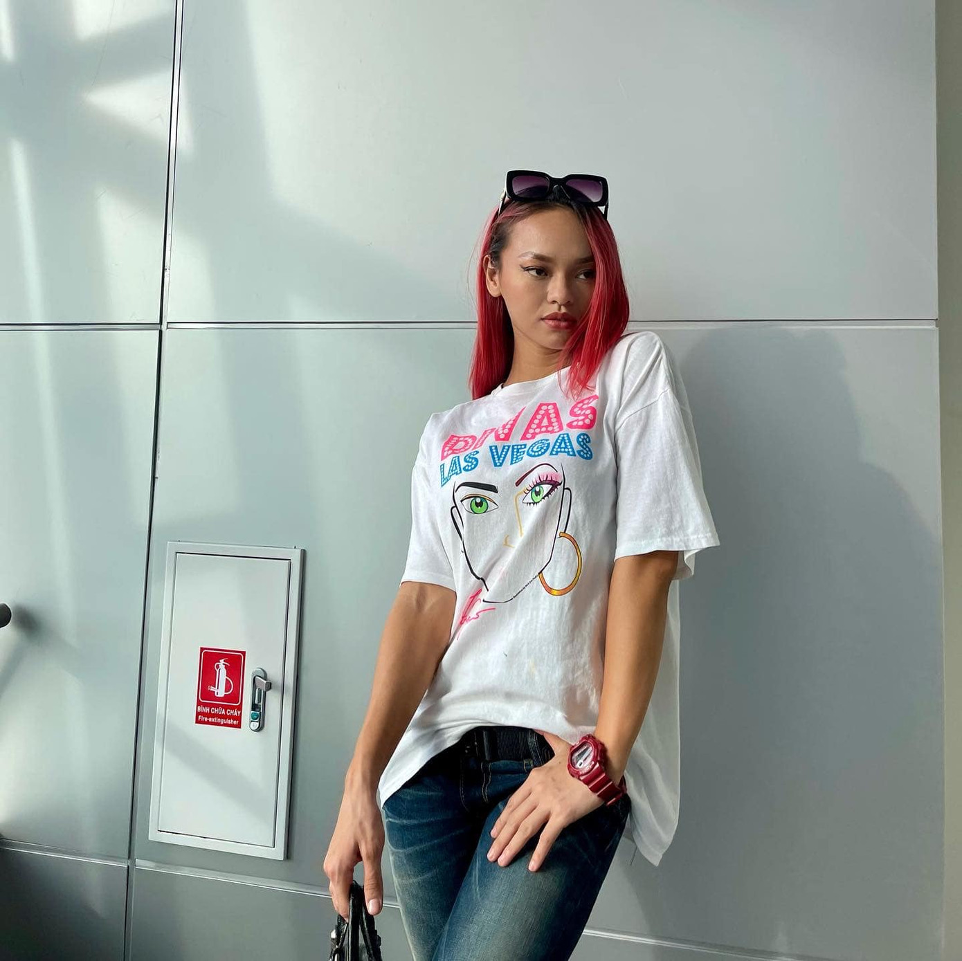 Trong phong cách đời thường, Mai Ngô chuộng quần jeans kết hợp với áo phông năng động.