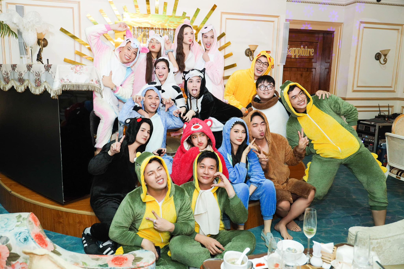 Hội bạn thân của nàng hậu có màn hóa trang "tới bến" tại buổi tiệc. Hội bạn thân của nàng hậu có màn hóa trang "tới bến" tại buổi tiệc.