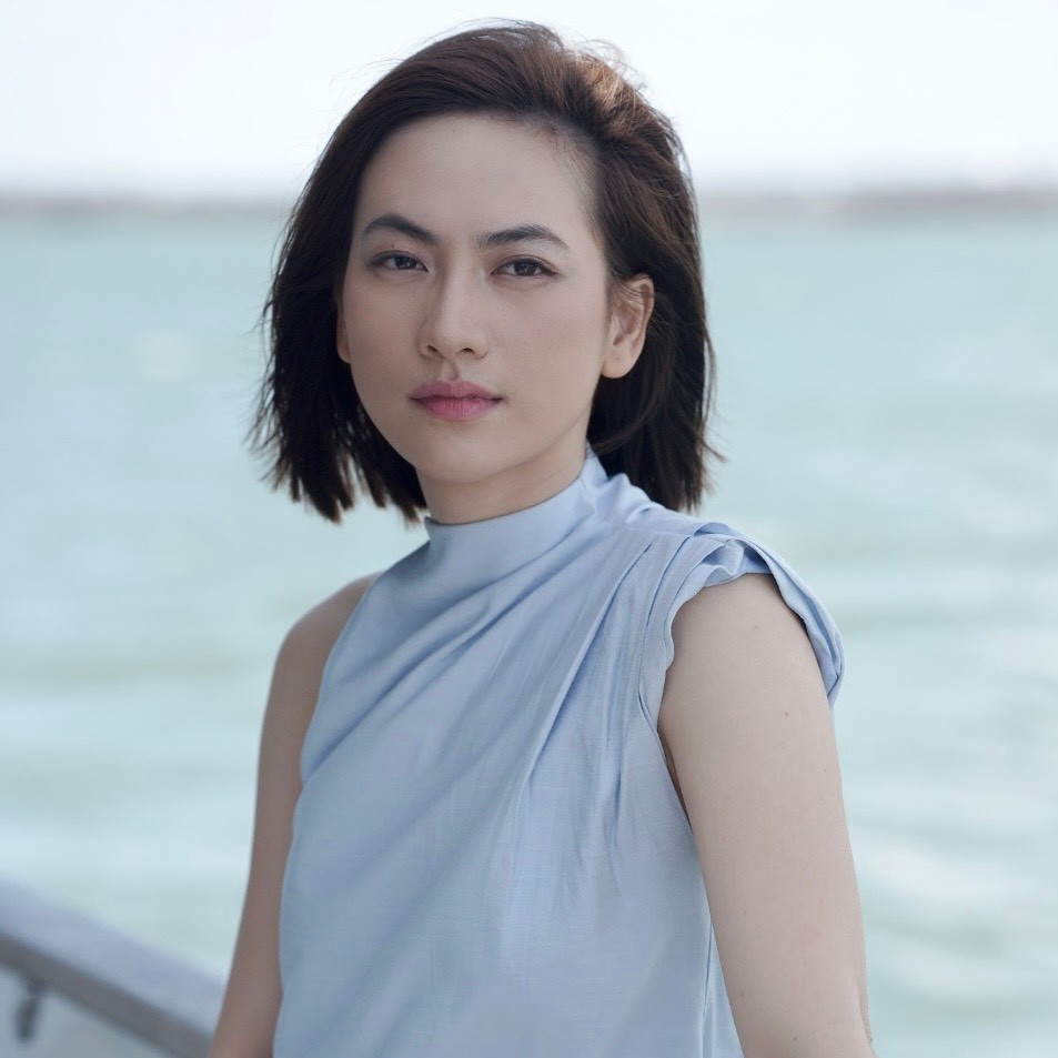 Nữ diễn viên chơi lớn cắt tóc ngắn, thay đổi luôn style ăn mặc.