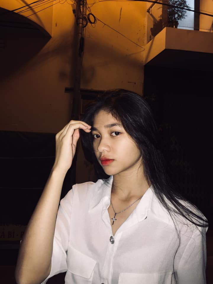 Làn da trắng mịn cùng đường nét sắc sảo là lợi thế giúp Huỳnh Minh Kiên tự tin "flex" mặt mộc.