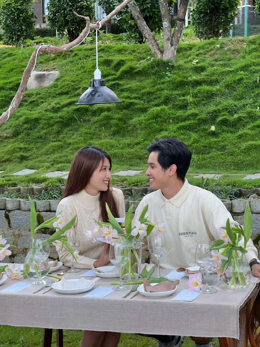 Á hậu Chế Nguyễn Quỳnh Châu công khai bạn trai sau nhiều đồn đoán.