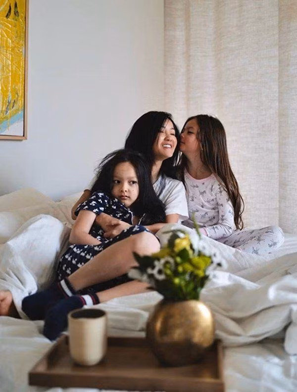 Nữ ca sĩ quyết định làm mẹ đơn thân và một mình nuôi dạy hai con khôn lớn. Nữ ca sĩ quyết định làm mẹ đơn thân và một mình nuôi dạy hai con khôn lớn.