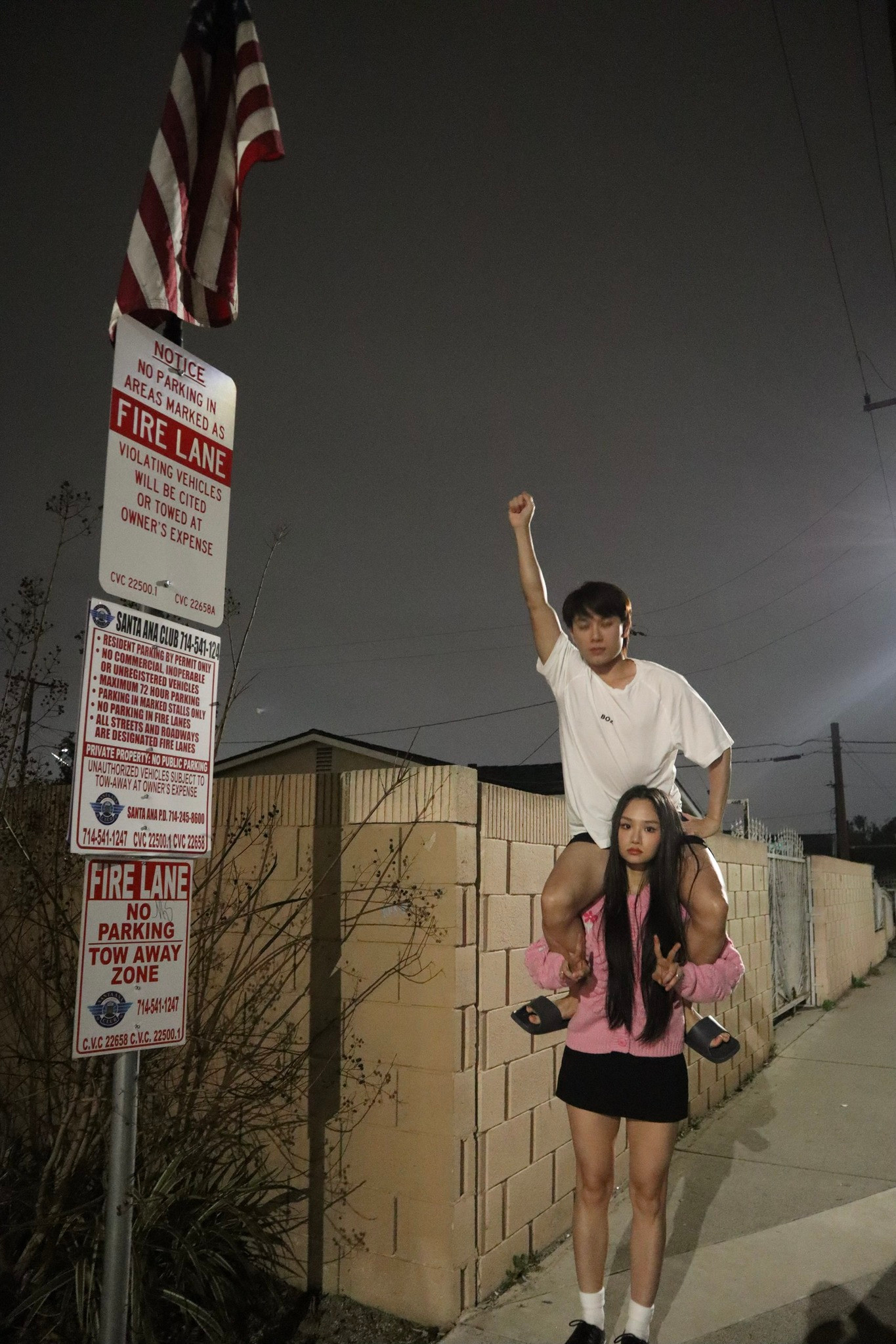 Miu Lê - Trúc Nhân và kiểu ảnh "10 năm cõng bạn chụp hình". Miu Lê - Trúc Nhân và kiểu ảnh "10 năm cõng bạn chụp hình".