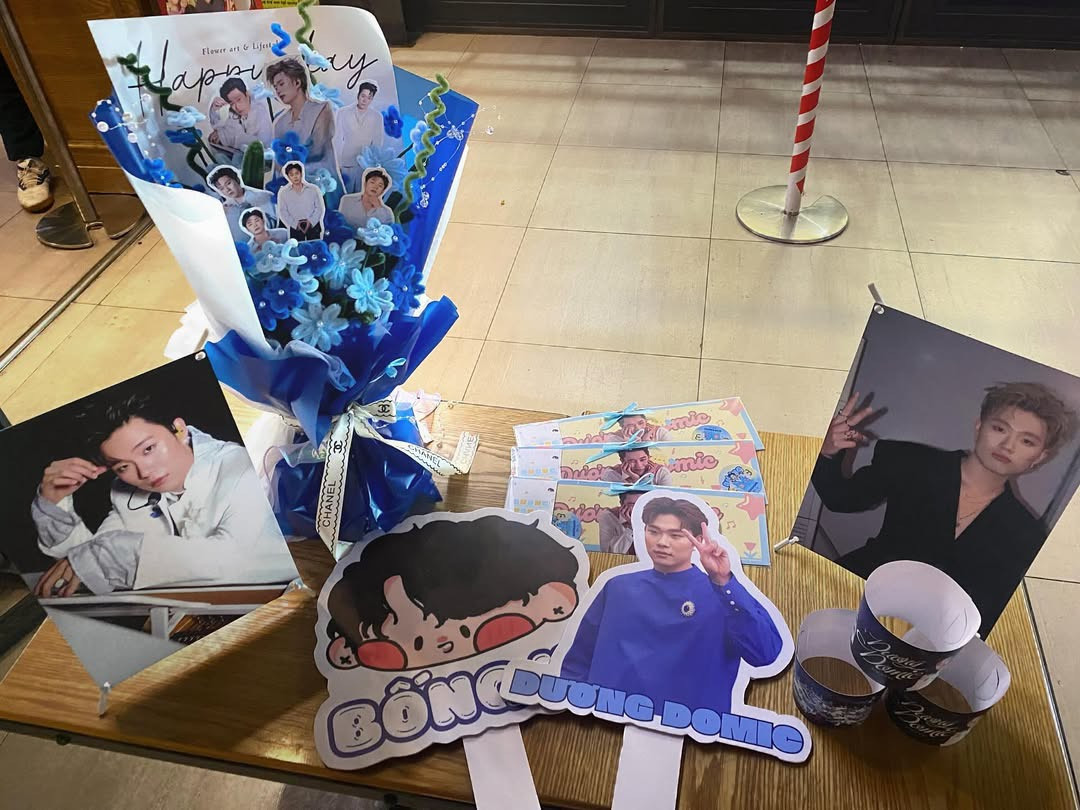 Fan Dương Domic chuẩn bị cả banner, poster, hastag cầm tay và bó hoa có hình thần tượng khi đi xem phim.