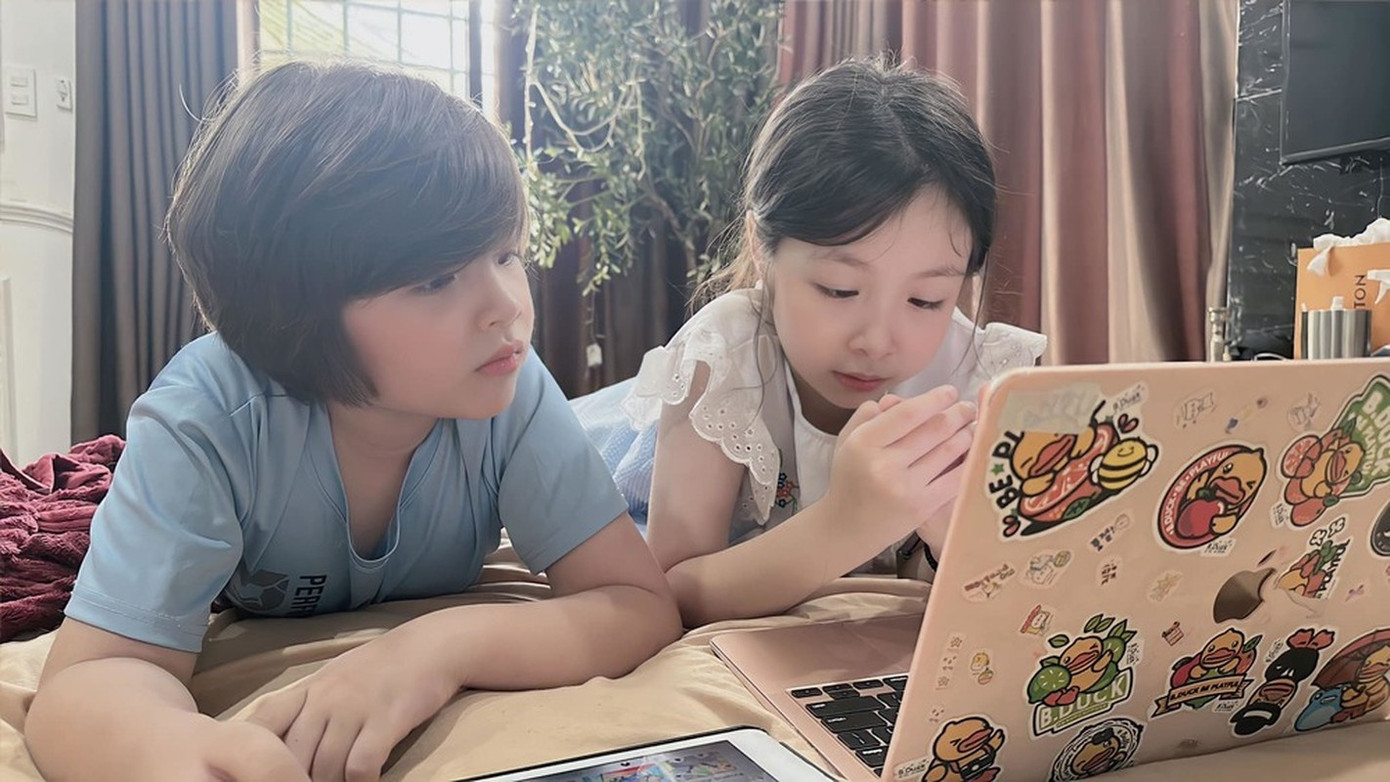 Cadie Mộc Trà và em trai Alfie Túc Mạch.