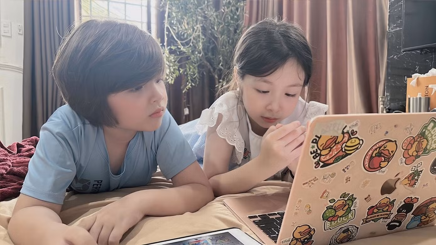 Cadie Mộc Trà và em trai Alfie Túc Mạch.