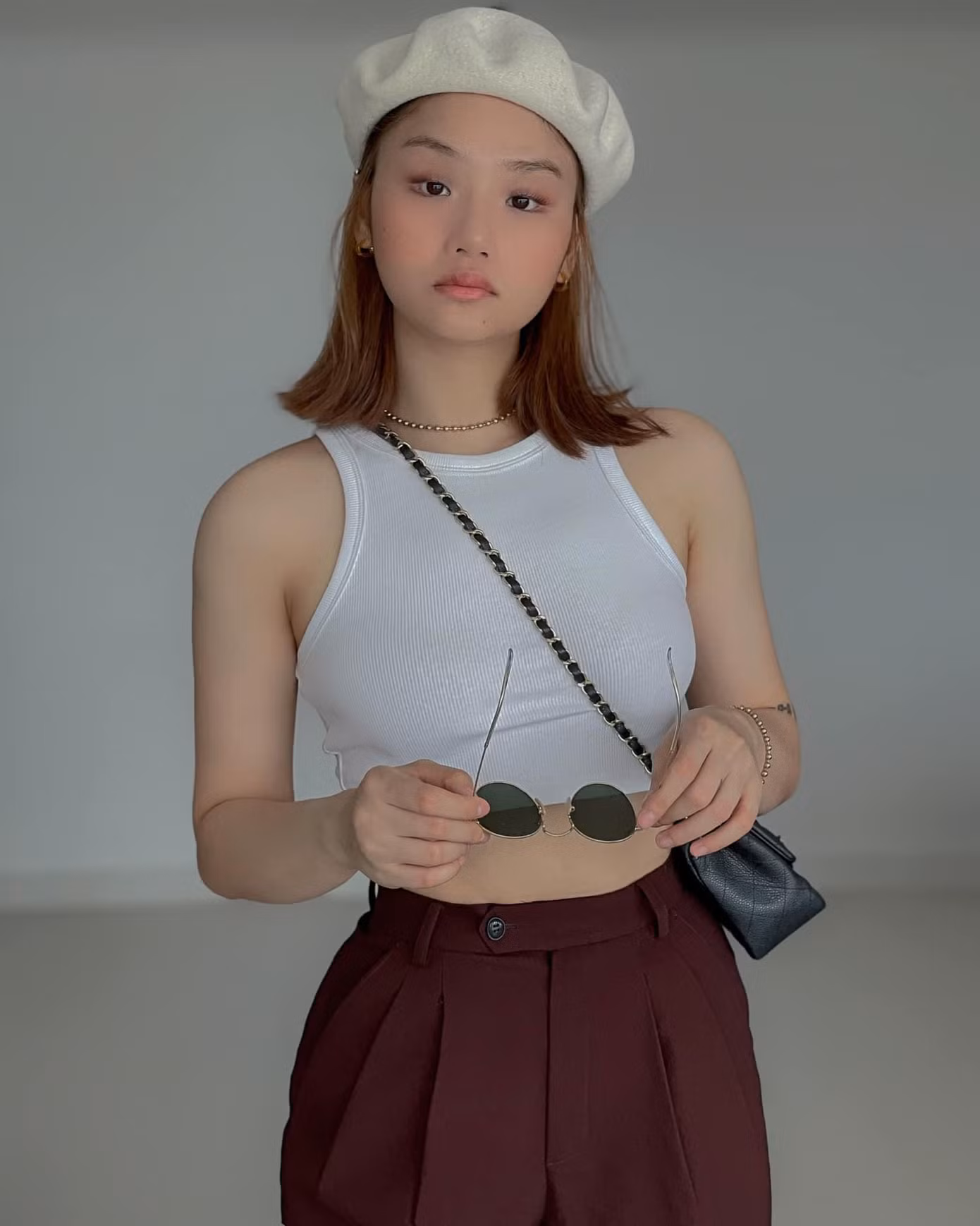 Mắt kính đen và mũ beret là 2 phụ kiện "hô biến" cho tổng thể không bị đơn điệu.