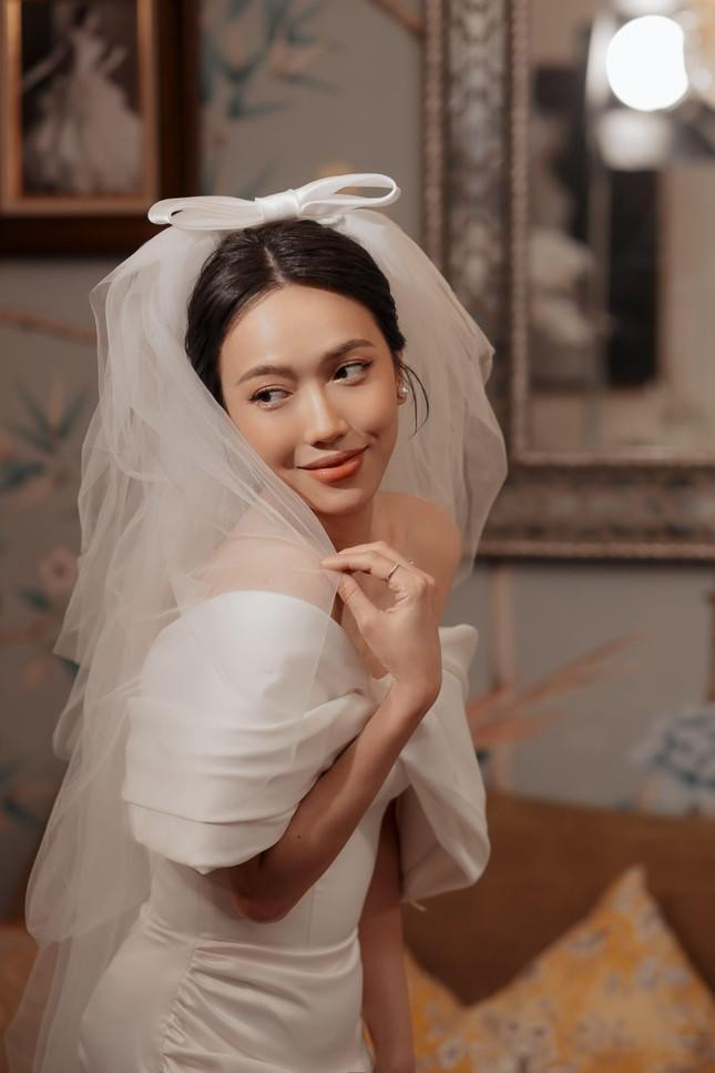 Phần cổ áo và phần khăn voan trắng lấy ý tưởng từ chiếc nơ tạo nên tổng thể vừa quyến rũ, vừa thanh lịch cho Diệu Nhi. (Nguồn ảnh: VieZ)