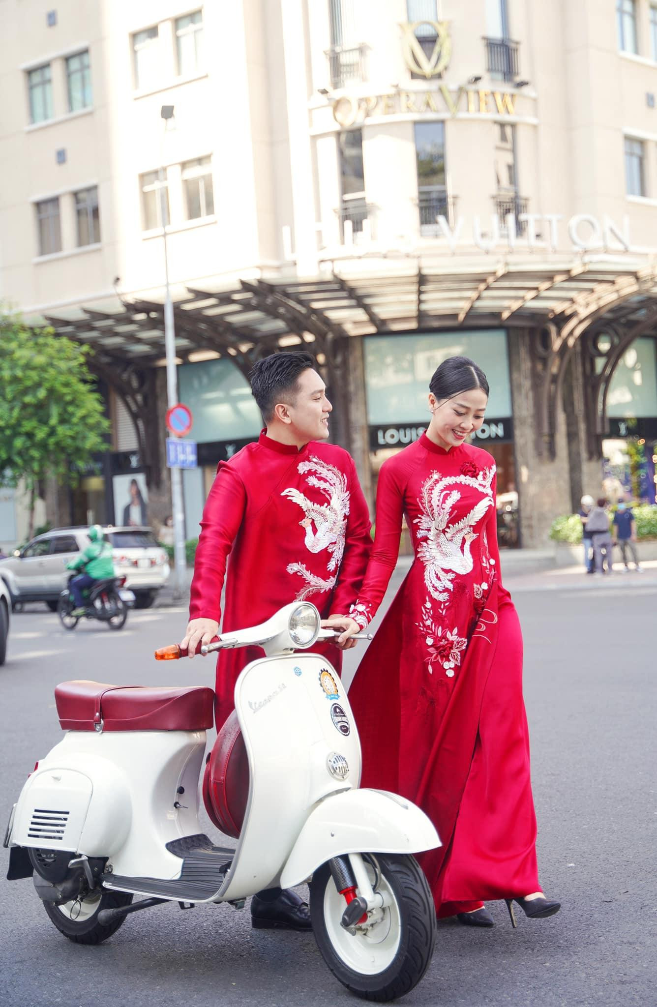 Liêu Hà Trinh búi tóc cao, tay trong tay cùng ông xã chụp ảnh cưới tại TP.HCM.