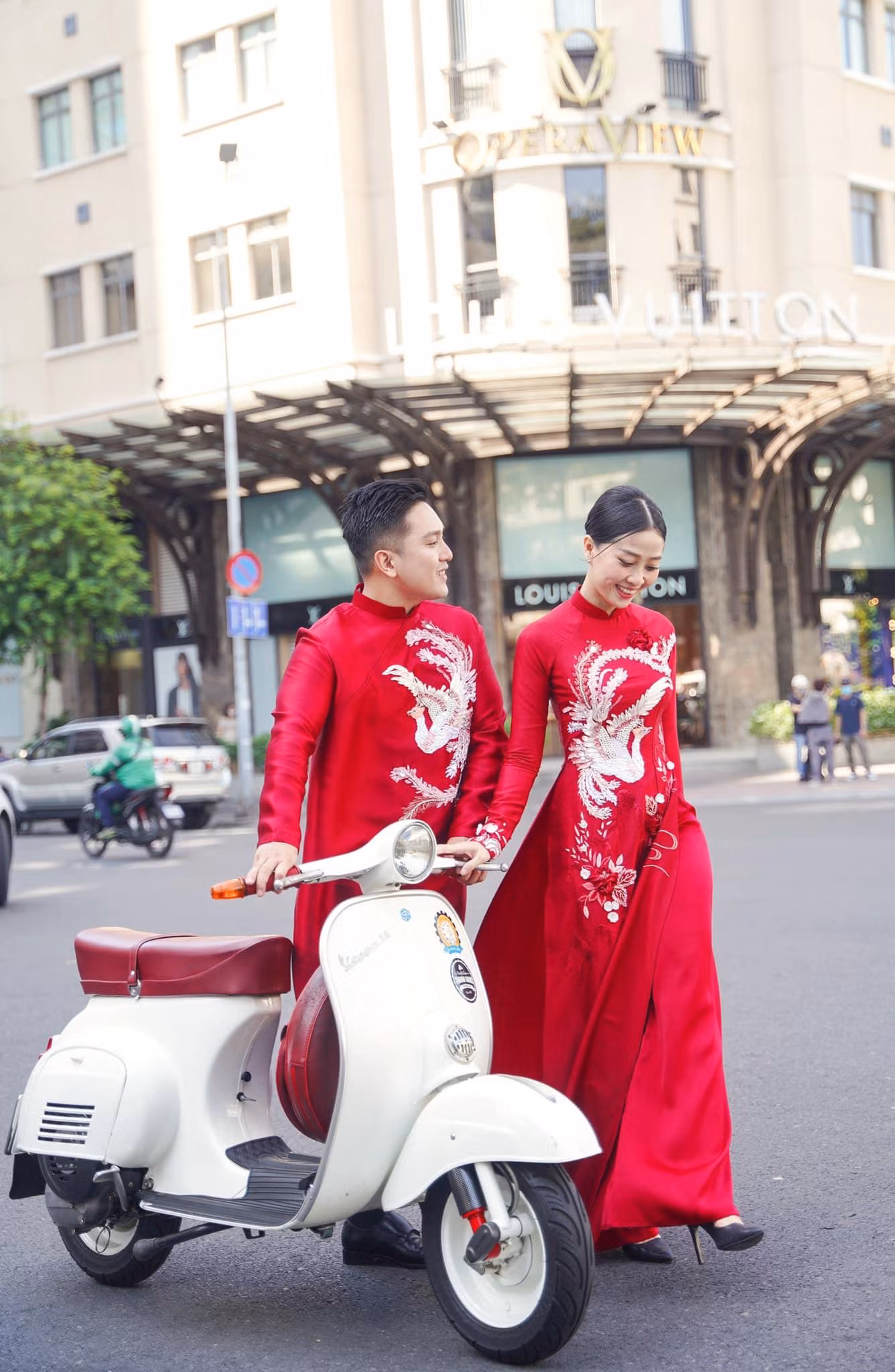 Liêu Hà Trinh búi tóc cao, tay trong tay cùng ông xã chụp ảnh cưới tại TP.HCM. Liêu Hà Trinh búi tóc cao, tay trong tay cùng ông xã chụp ảnh cưới tại TP.HCM.