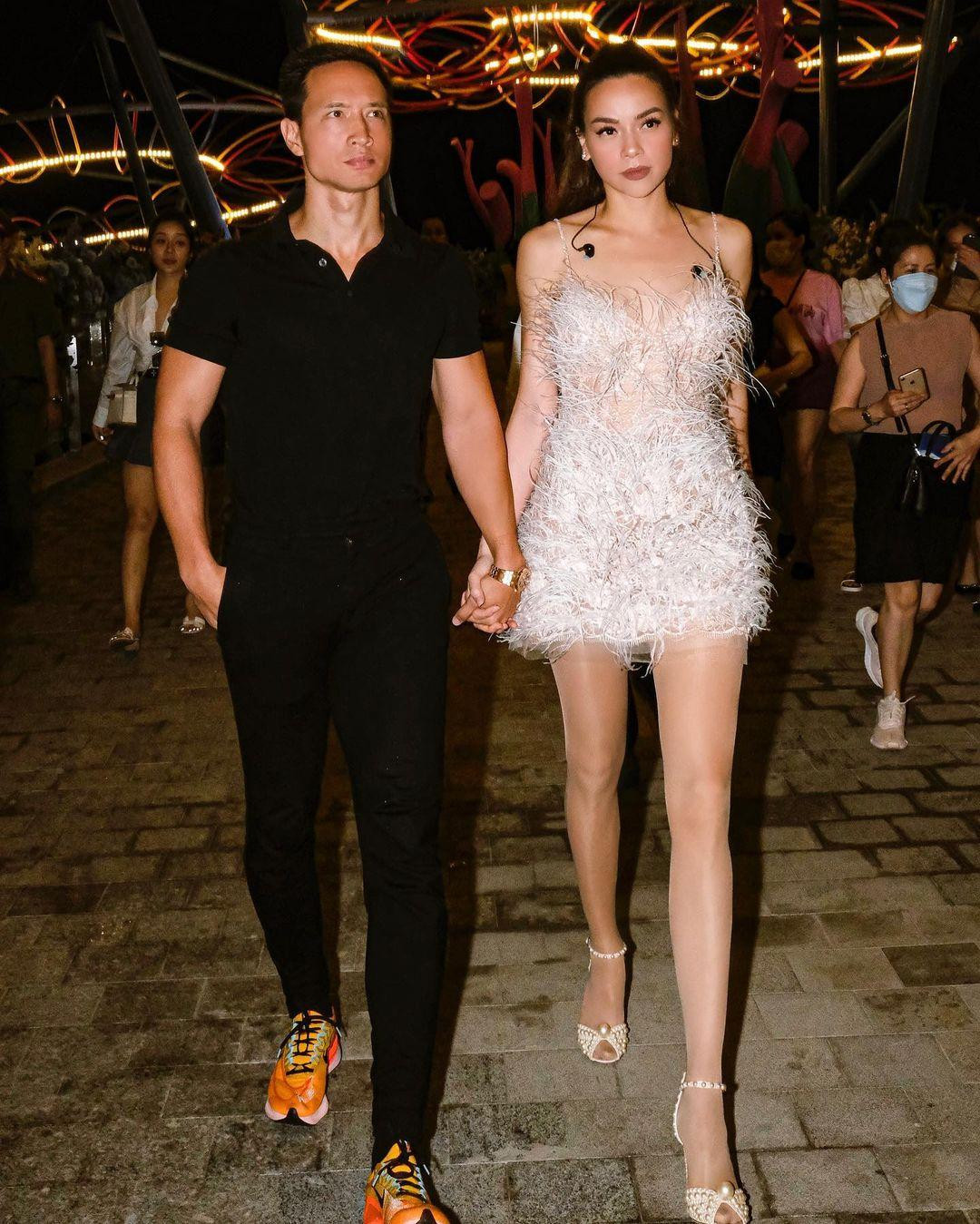 Hồ Ngọc Hà và Kim Lý tay trong tay trong một show diễn.