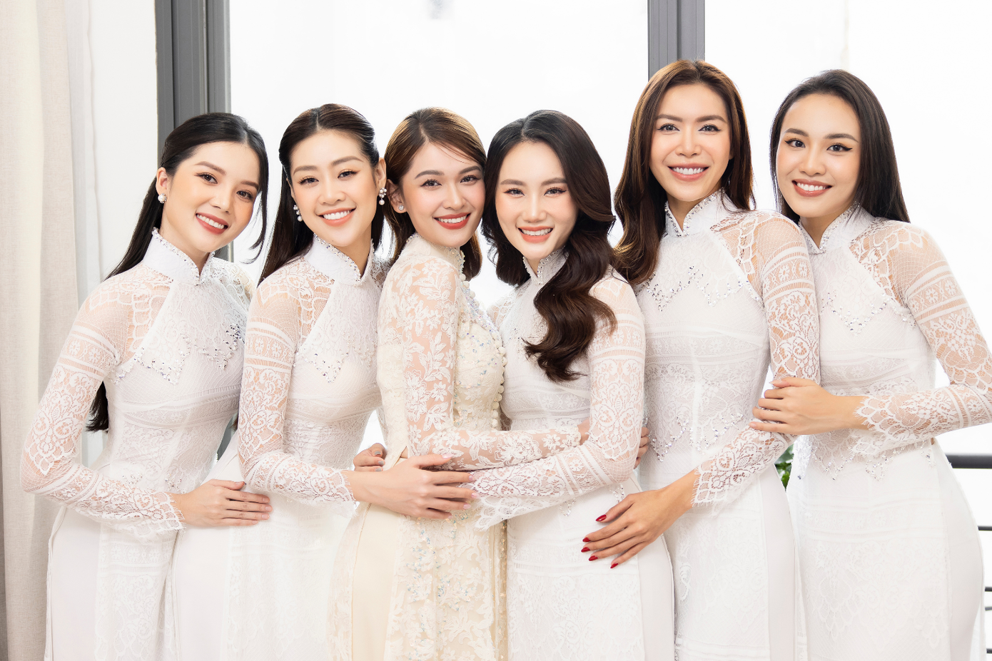 Dàn phù dâu toàn Hoa hậu, Á hậu của "cô dâu tháng 12". Dàn phù dâu toàn Hoa hậu, Á hậu của "cô dâu tháng 12".