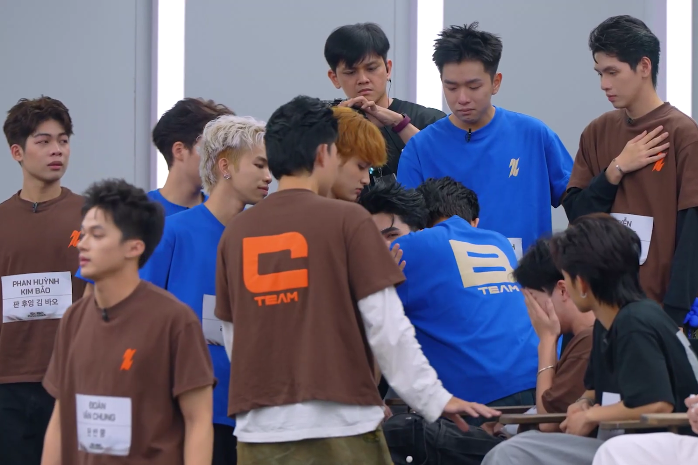 Giây phút chia tay nghẹn ngào của các thí sinh. Nguồn ảnh: BTC