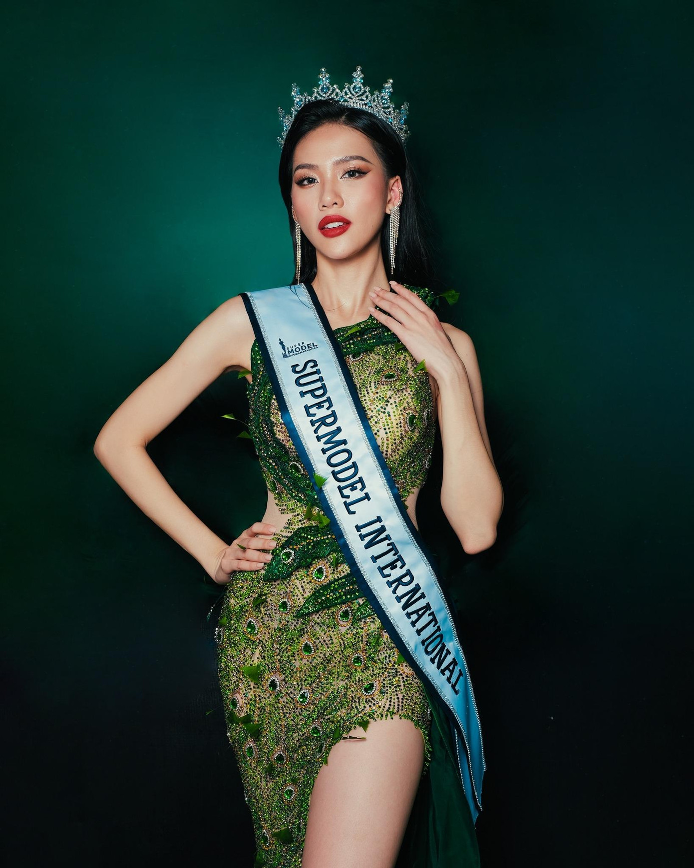 Siêu mẫu Bùi Quỳnh Hoa từng đạt danh hiệu Hoa hậu Áo dài Việt Nam Thế giới 2017, Top 10 Miss Universe Vietnam 2020, Quán quân Siêu mẫu quốc tế 2022.