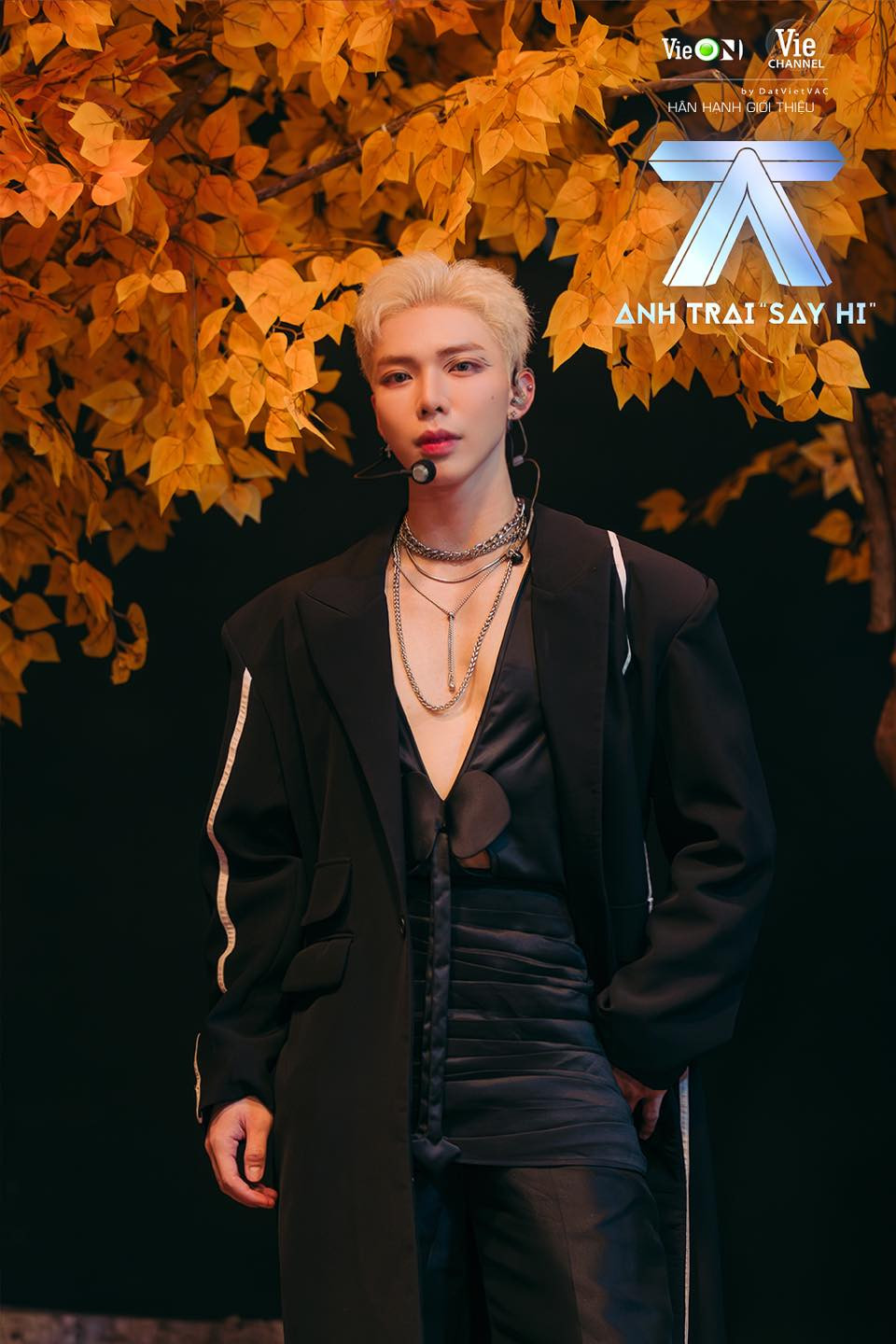 Erik được khen ngợi bởi độ lăn xả, luôn làm mới mình qua từng sân khấu. Nam ca sĩ từng bị ngã vì thực hiện động tác đu cột trên sân khấu Chung kết.