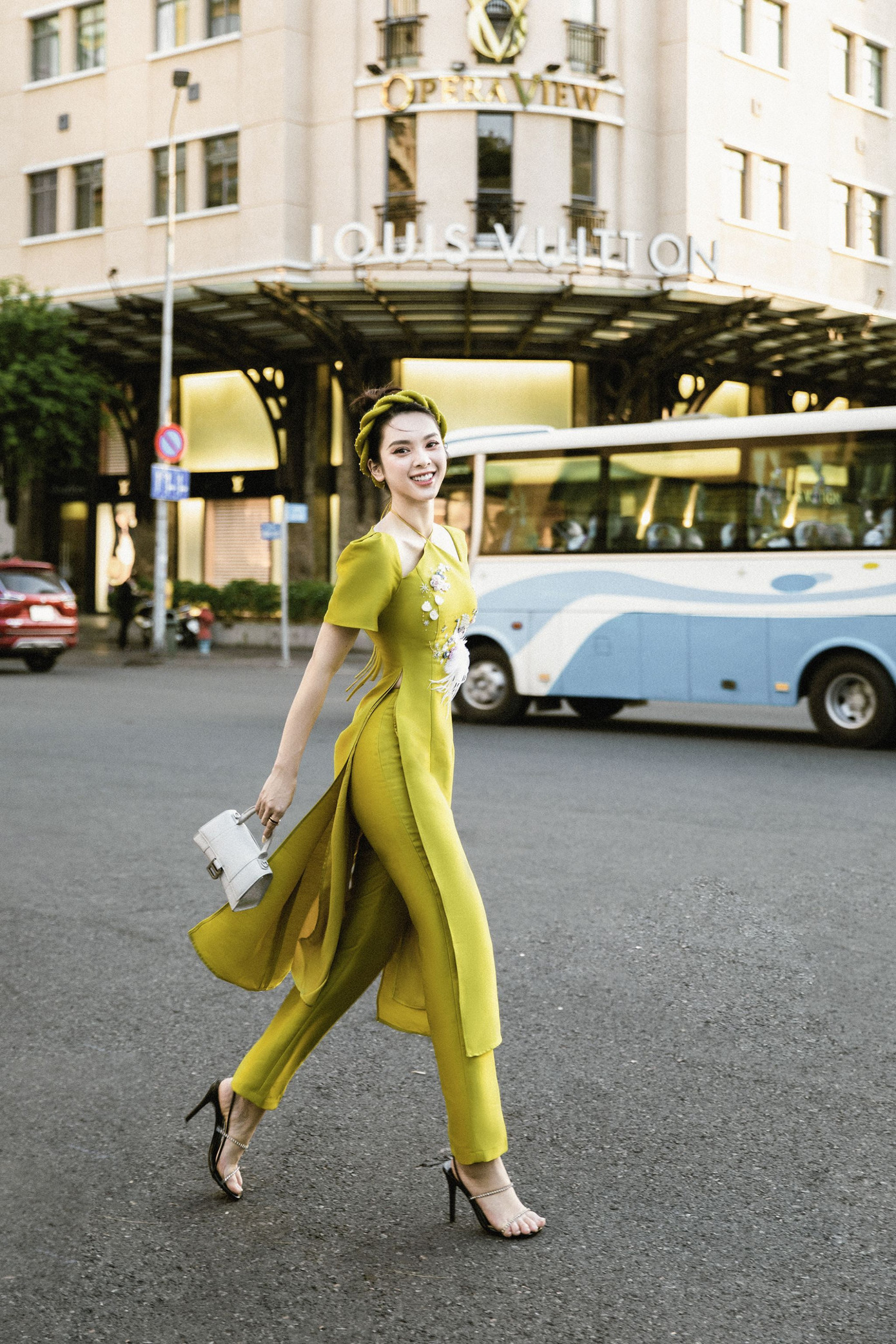 Quỳnh Lương khoẻ vẻ đẹp hiện đại, năng động khi chọn quần ôm sát, phối với áo dài cổ yếm màu vàng cốm. Quỳnh Lương khoẻ vẻ đẹp hiện đại, năng động khi chọn quần ôm sát, phối với áo dài cổ yếm màu vàng cốm.