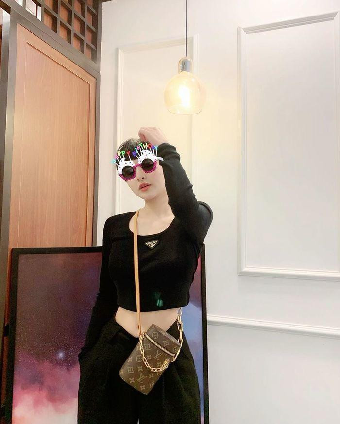 Nữ ca sĩ từng lăng xê thiết kế túi hình hộp độc đáo của nhà LV có giá gần 40 triệu đồng. Nữ ca sĩ từng lăng xê thiết kế túi hình hộp độc đáo của nhà LV có giá gần 40 triệu đồng.