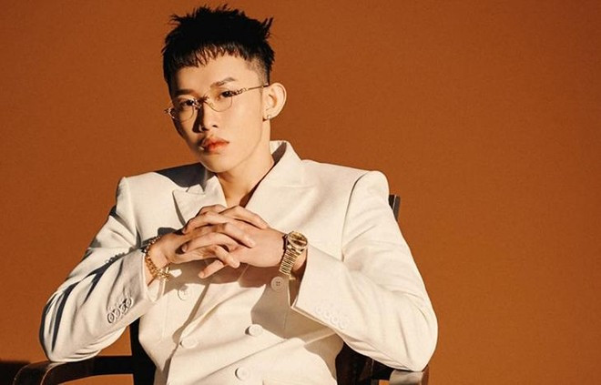 Kay Trần sở hữu nhiều bản hit như Chuyện Tình Tôi, Nắm Đôi Bàn Tay... Sau khi rời công ty của Sơn Tùng M-TP, việc nam ca sĩ xuất hiện tại sân khấu lớn khiến nhiều khán giả chờ đợi.