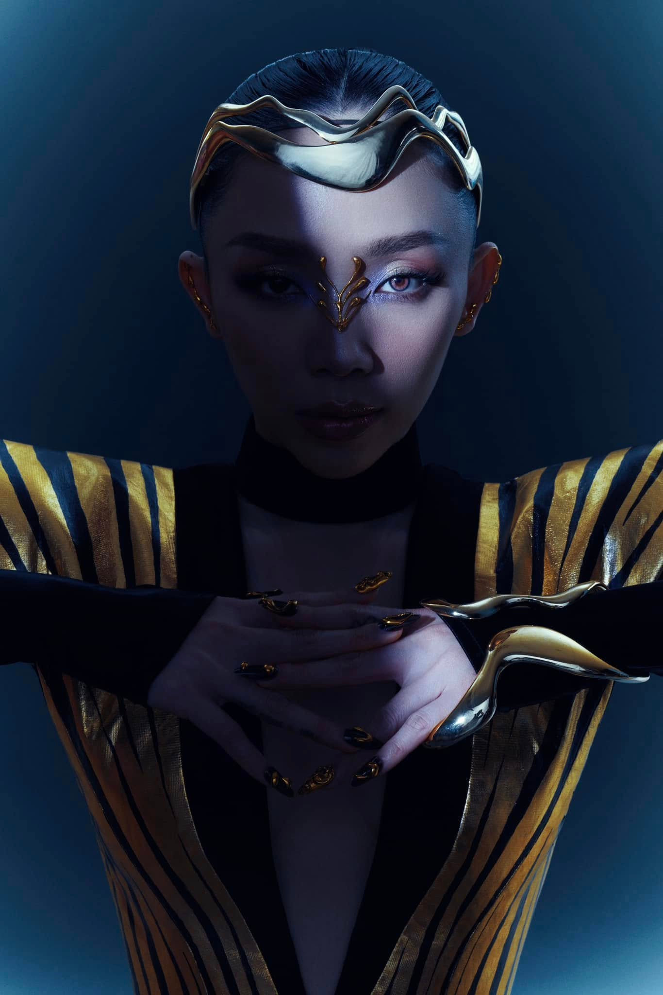 Tạo hình lẫn giọng hát của Tóc Tiên kết hợp huyền ảo giữa âm nhạc và game.