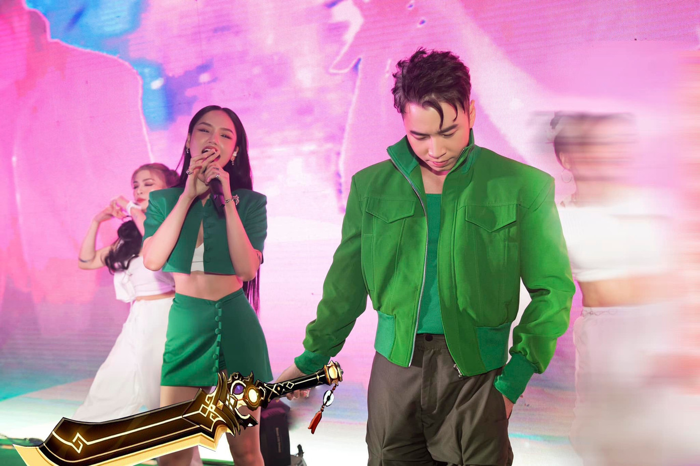 &quot;Triển Chiêu&quot; Karik với vô số kiếm &quot;xịn&quot;.