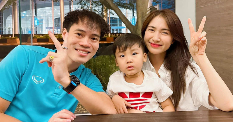 Văn Toàn chụp ảnh cùng Hòa Minzy và bé Bo. Văn Toàn chụp ảnh cùng Hòa Minzy và bé Bo.