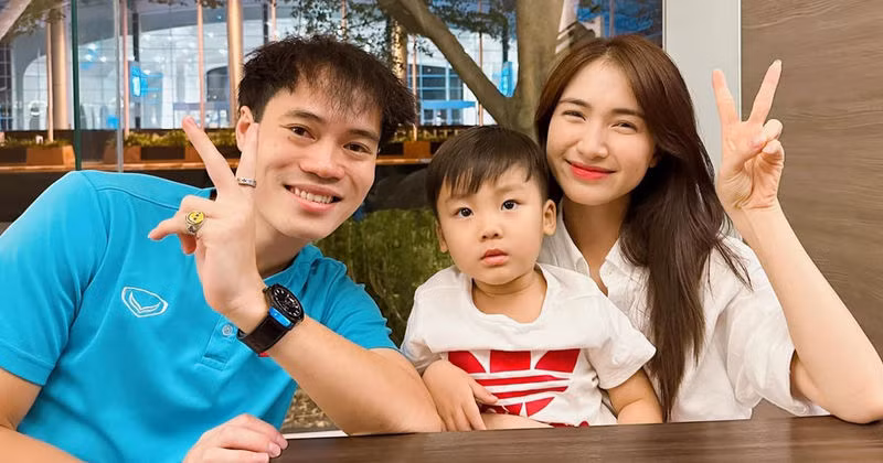 Văn Toàn chụp ảnh cùng Hòa Minzy và bé Bo.