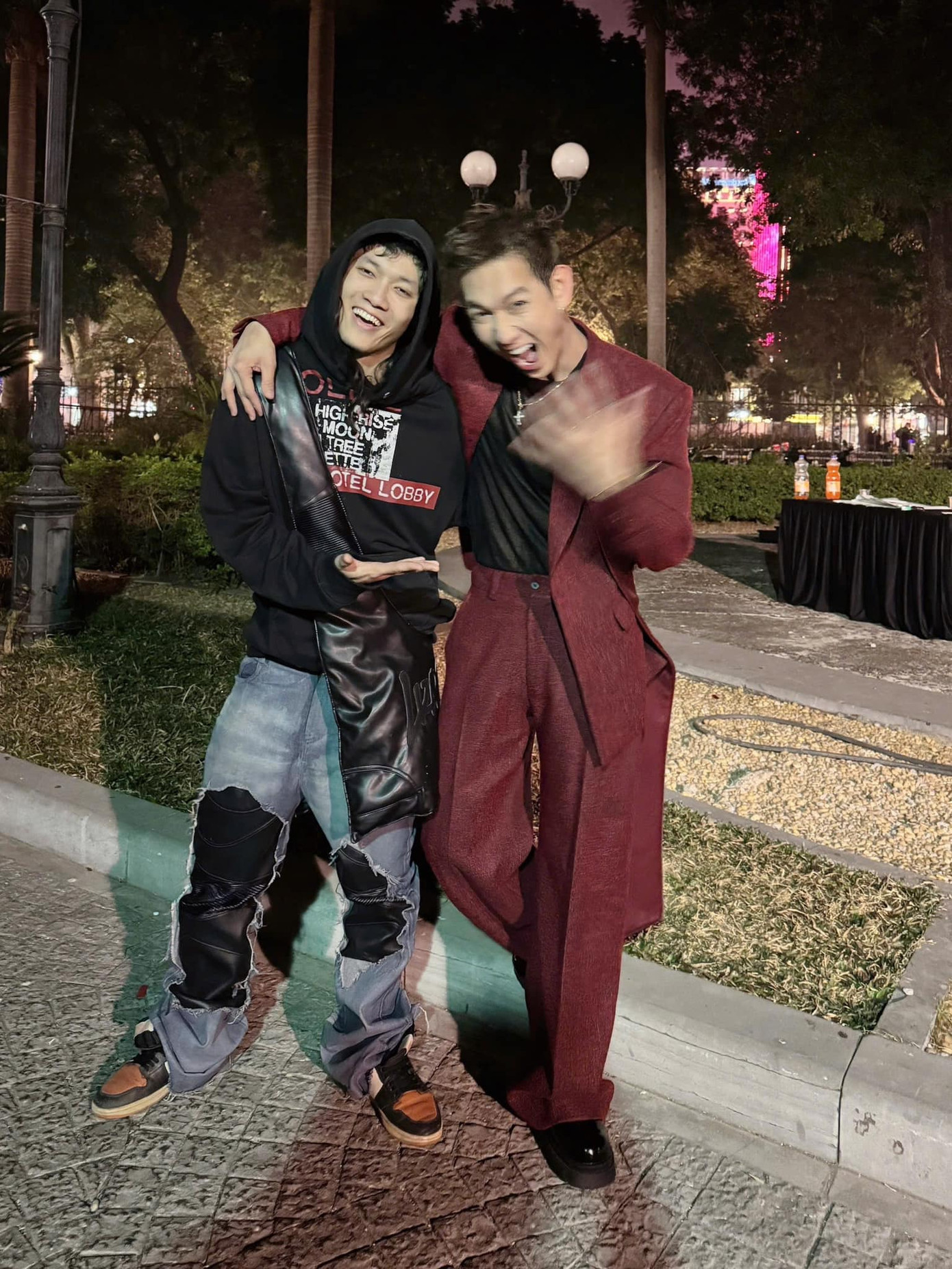 Dù hiếm hoi dự sự kiện, Tage vẫn tham gia buổi ra mắt phim của người anh thân thiết Song Luân. Dù hiếm hoi dự sự kiện, Tage vẫn tham gia buổi ra mắt phim của người anh thân thiết Song Luân.