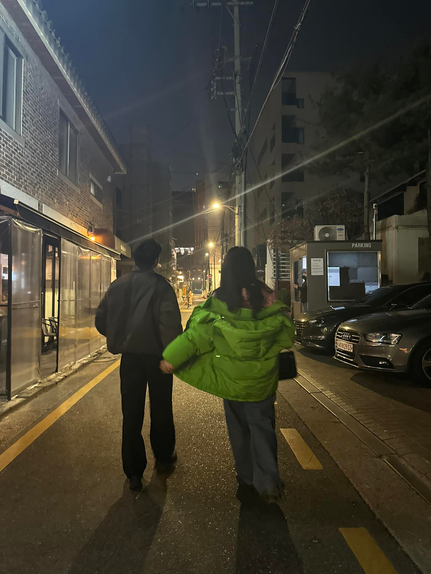 Hương Giang khoe ảnh nắm tay một chàng trai trên đường phố Hàn Quốc.