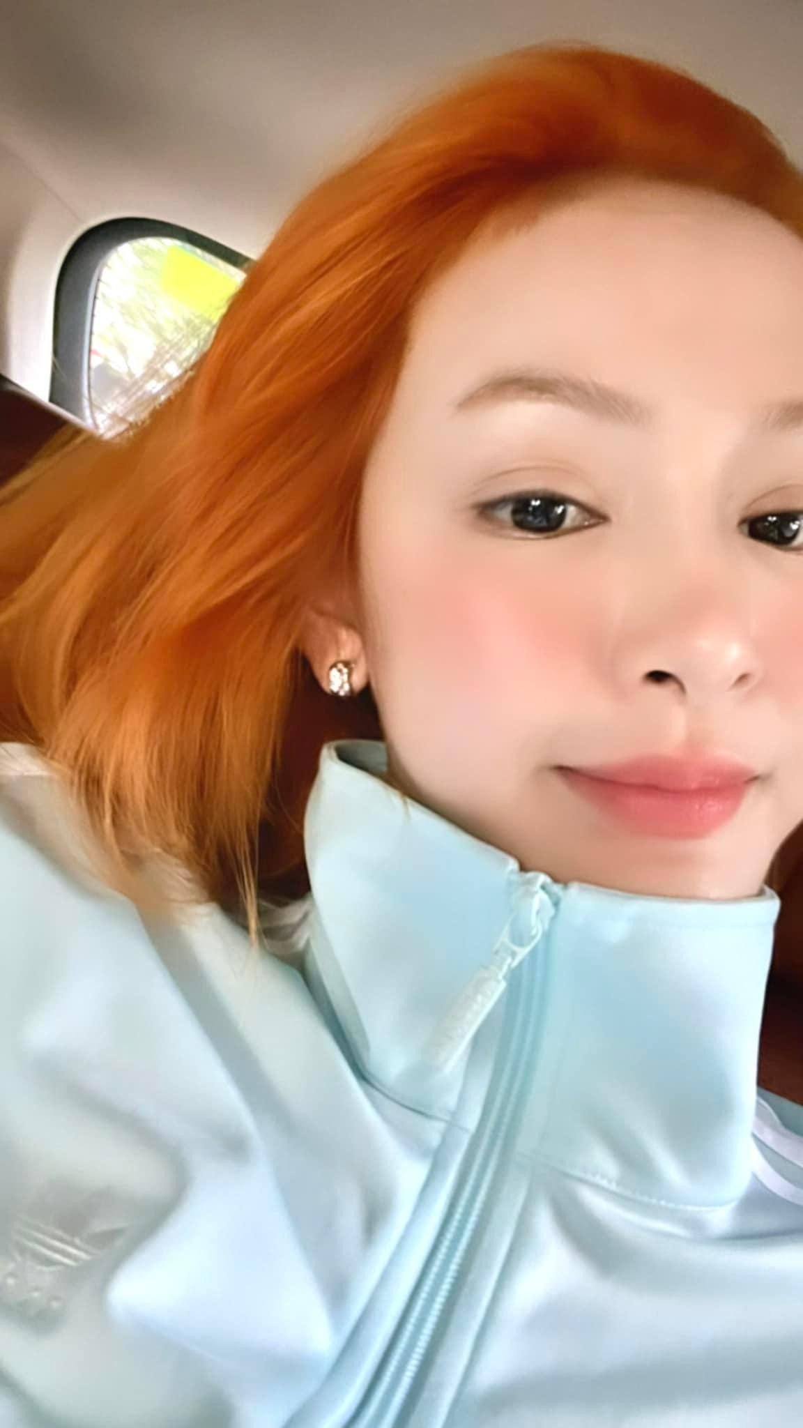 Hiền Hồ đổi màu tóc sau khi thực hiện mini show.