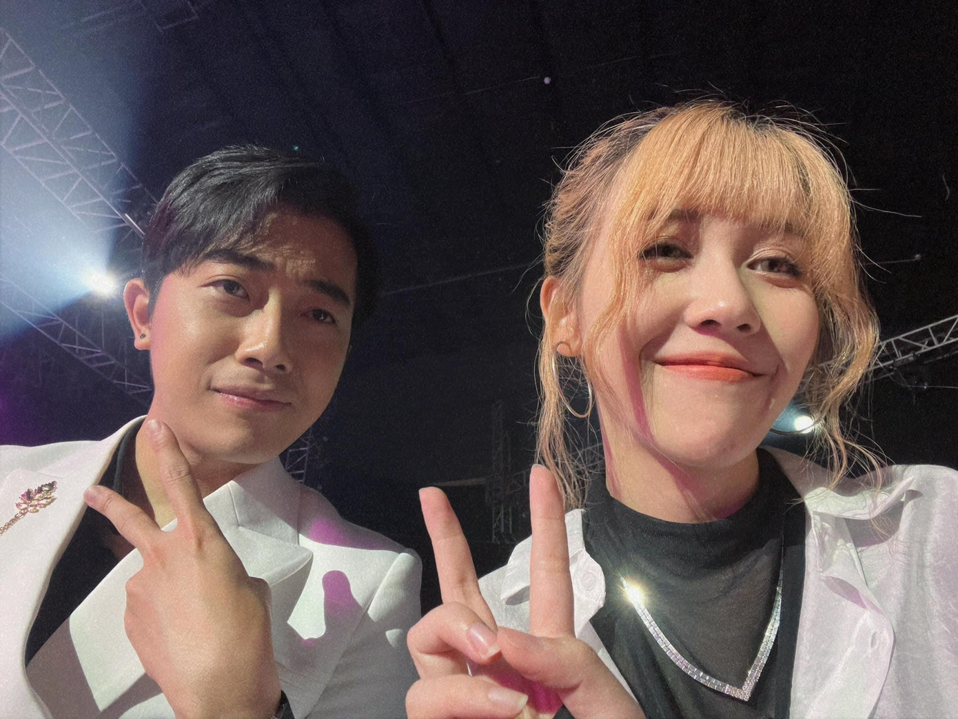 Hậu Hoàng selfie cùng Cris Phan. Hậu Hoàng selfie cùng Cris Phan.