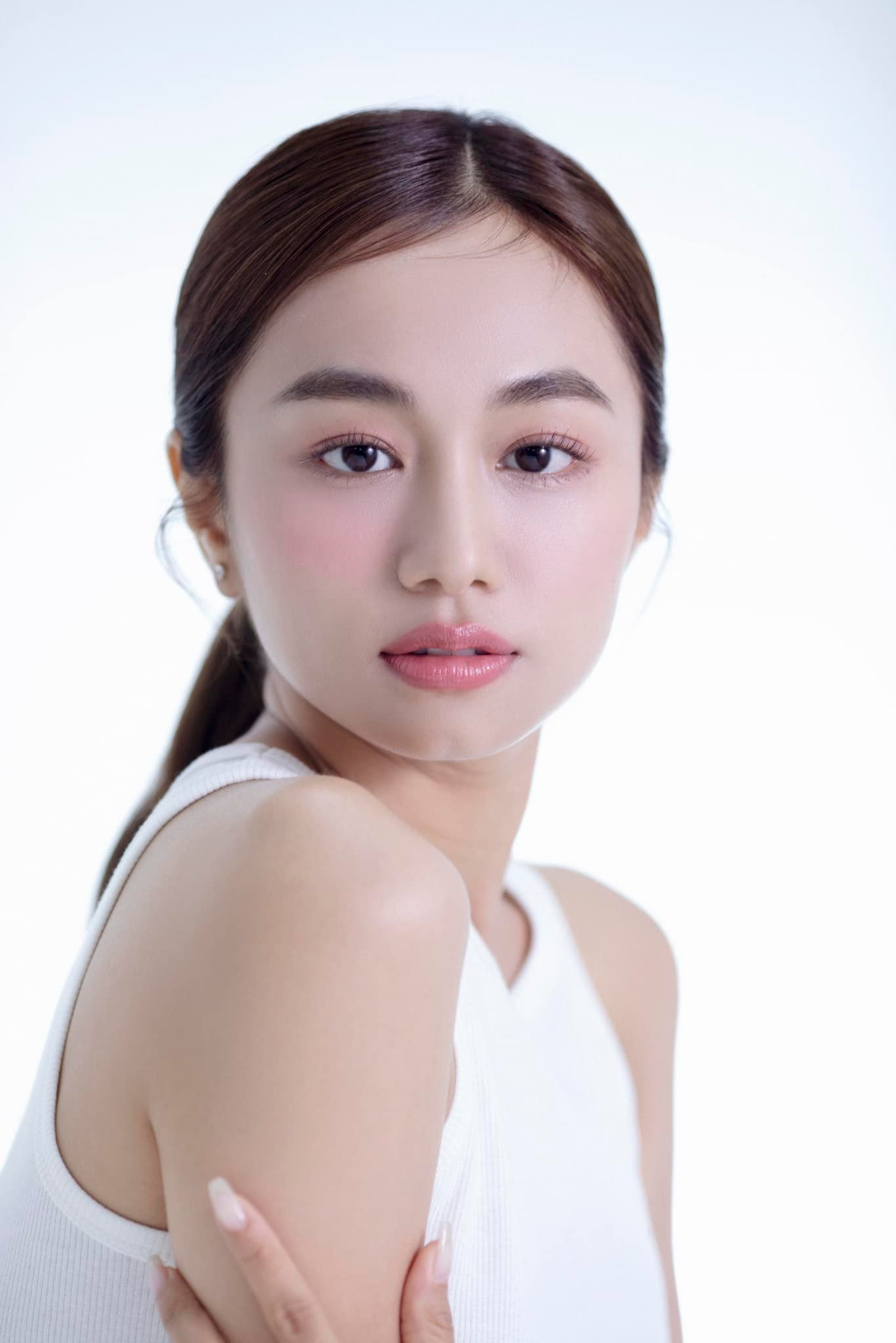 Nữ diễn viên cũng từng có một vai nhỏ là người yêu của Bình Minh (Uyển Ân thủ vai) trong phim điện ảnh MAI (đạo diễn Trấn Thành).