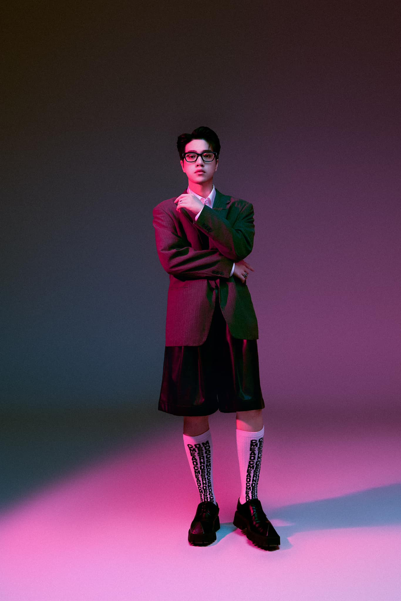 Nhờ biết cách phối đồ và chọn phụ kiện, Kewtiie luôn giữ vững được "phong độ nhan sắc". Nhờ biết cách phối đồ và chọn phụ kiện, Kewtiie luôn giữ vững được "phong độ nhan sắc".