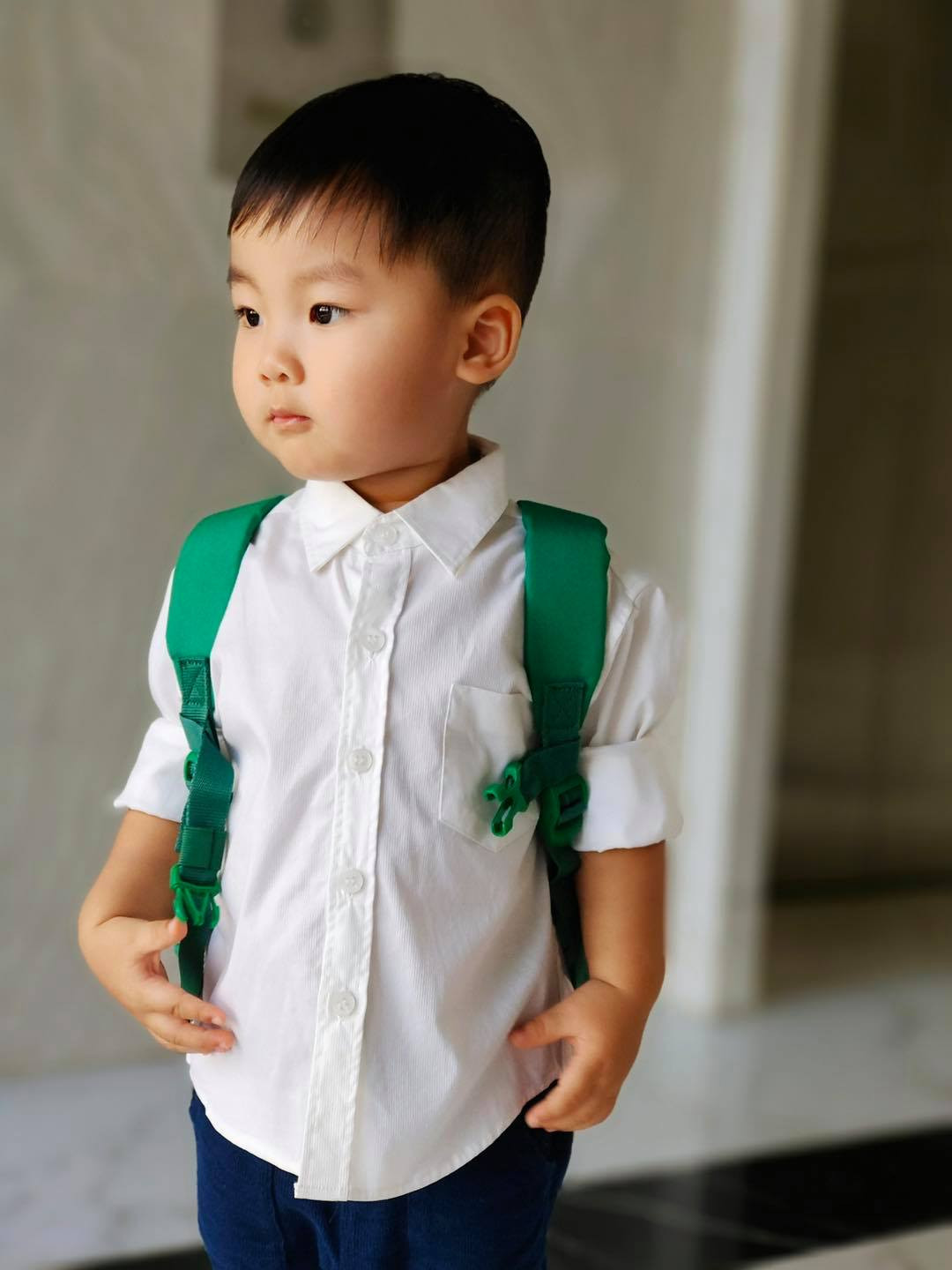 "Soái ca nhí" nhà Hòa Minzy diện sơ mi trắng điển trai cùng quần tây trong ngày nhập học. "Soái ca nhí" nhà Hòa Minzy diện sơ mi trắng điển trai cùng quần tây trong ngày nhập học.