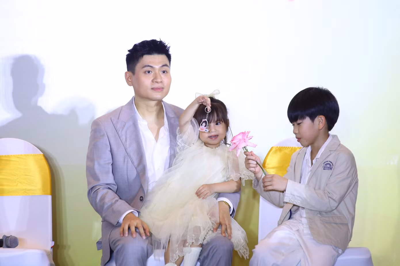 Cuối tháng 3/2025, bé Pam cùng với ba Long chính thức trở lại sóng truyền hình thực tế Mẹ Vắng Nhà Ba Là Siêu Nhân.