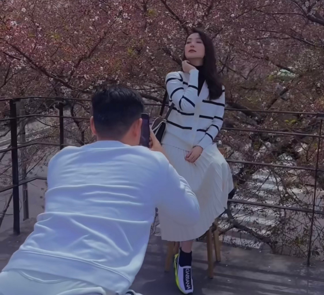 Minh Hằng hài hước khẳng định việc được ông xã làm phó nháy đã thể hiện "quyền lực mềm" của cô. Minh Hằng hài hước khẳng định việc được ông xã làm phó nháy đã thể hiện "quyền lực mềm" của cô.