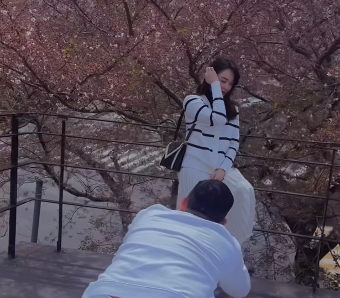 Khoảnh khắc "hậu trường" của vợ chồng Minh Hằng khiến cộng đồng mạng thích thú. Khoảnh khắc "hậu trường" của vợ chồng Minh Hằng khiến cộng đồng mạng thích thú.