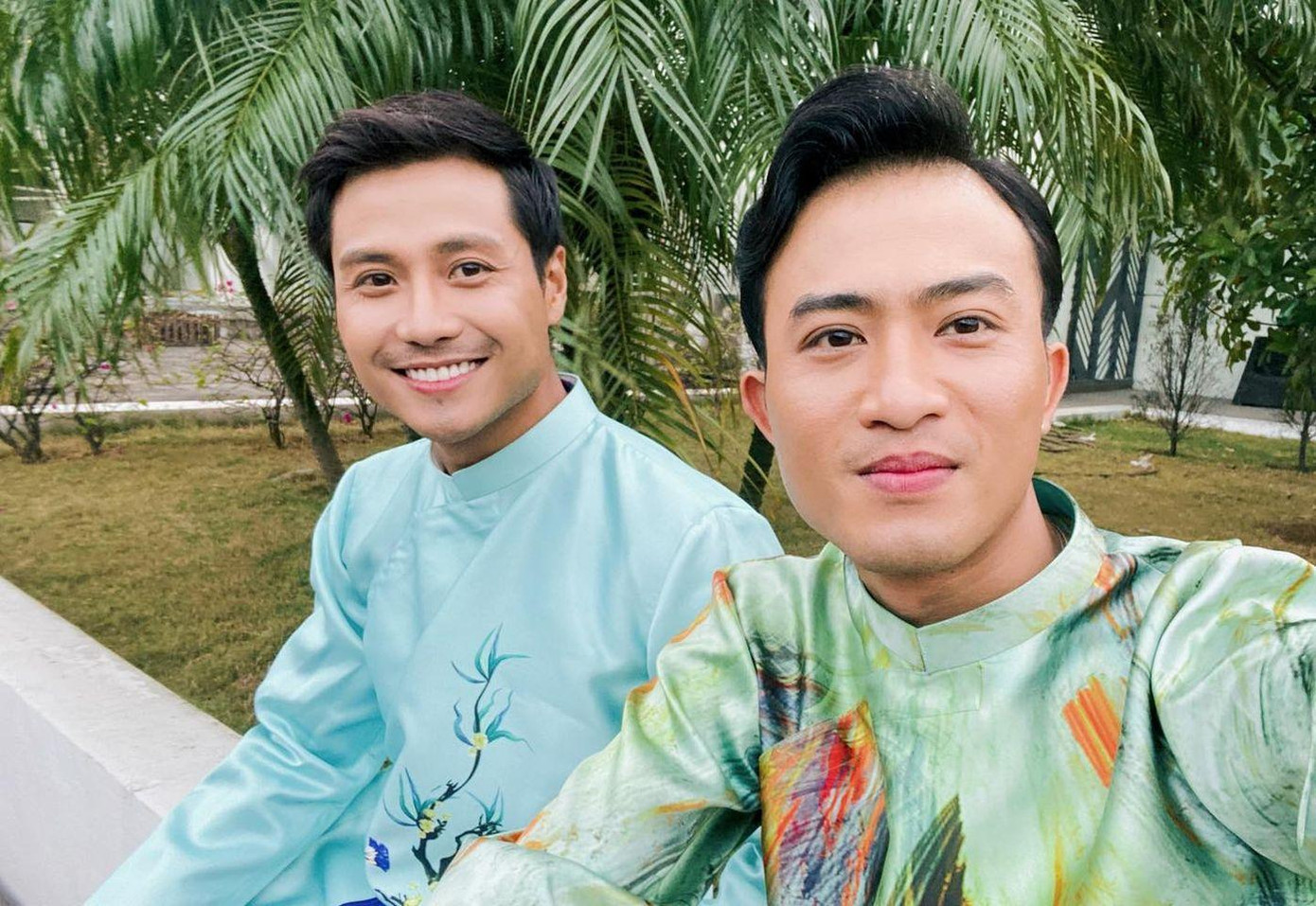 Trùng hợp thay, Thanh Sơn cũng diện màu áo tương tự.