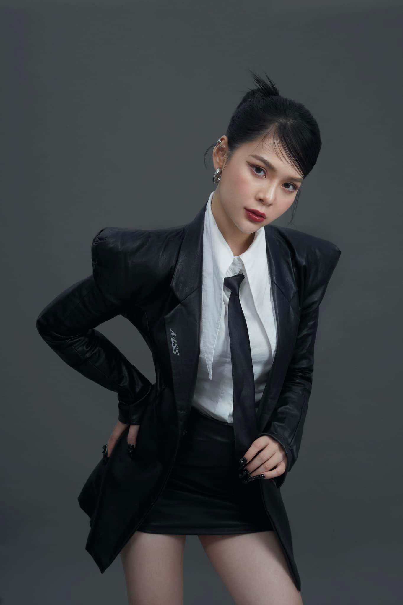 Người đẹp Gen Z ưa chuộng sắc son đỏ và những item có thiết kế độc - lạ.