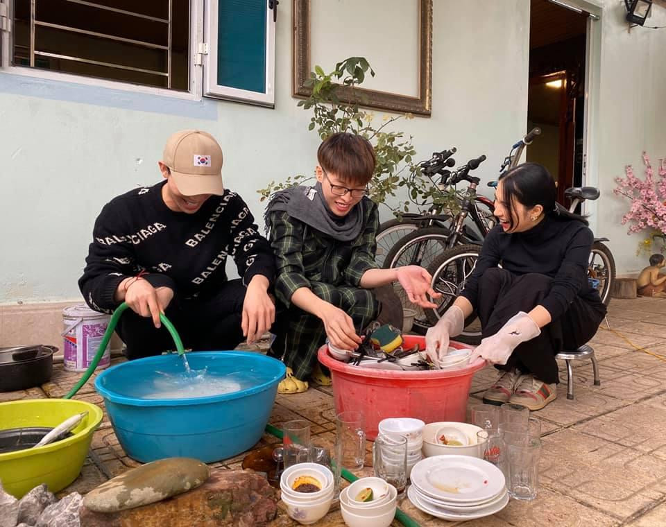 Gia đình Hoa Dâm Bụt và những khoảnh khắc &quot;không lầy đời không nể&quot;.