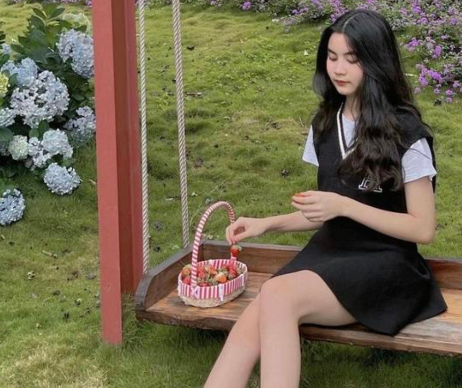 Hạt Dẻ theo đuổi phong cách thời trang nhẹ nhàng, nữ tính. Hạt Dẻ theo đuổi phong cách thời trang nhẹ nhàng, nữ tính.