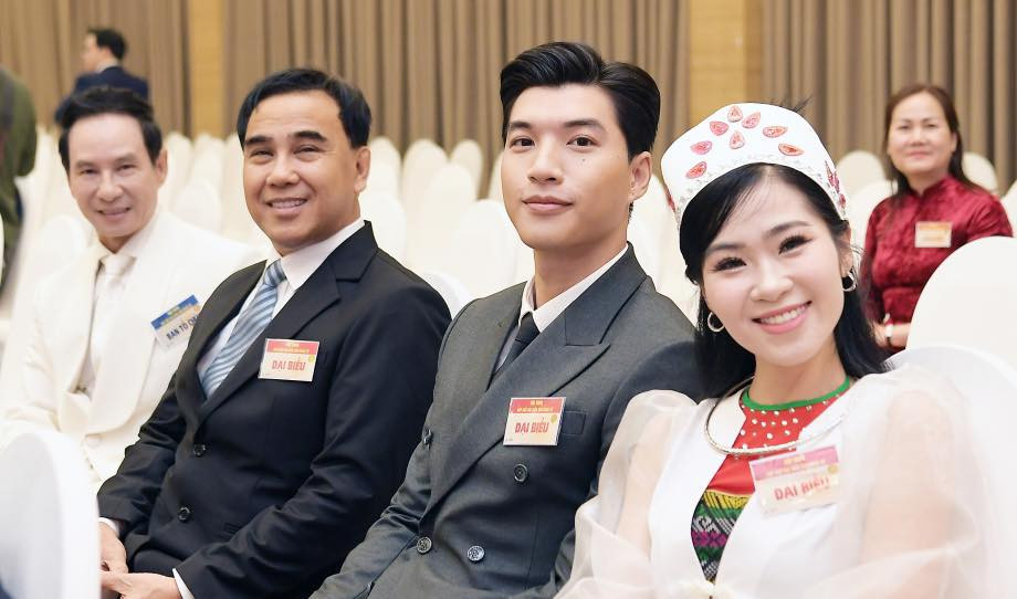 HIEUTHUHAI còn tham dự Hội nghị gặp mặt đại biểu văn nghệ sĩ diễn ra ở Hà Nội. HIEUTHUHAI còn tham dự Hội nghị gặp mặt đại biểu văn nghệ sĩ diễn ra ở Hà Nội.