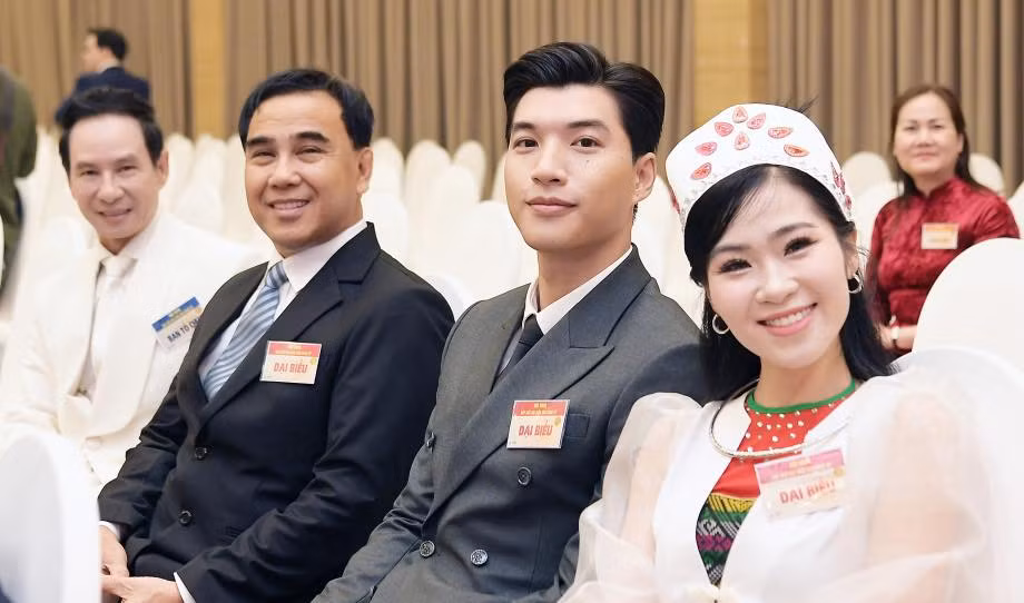 HIEUTHUHAI còn tham dự Hội nghị gặp mặt đại biểu văn nghệ sĩ diễn ra ở Hà Nội.