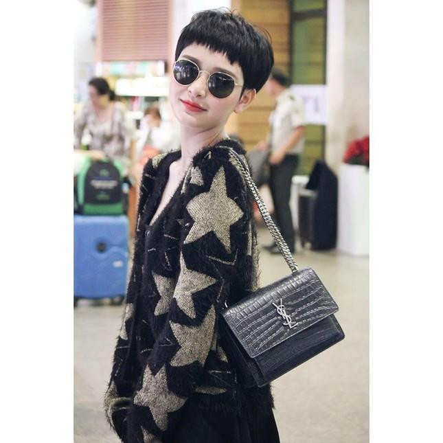 Chiếc túi YSL của nữ ca sĩ cũng được nhiều sao quốc tế yêu thích. Chiếc túi YSL của nữ ca sĩ cũng được nhiều sao quốc tế yêu thích.