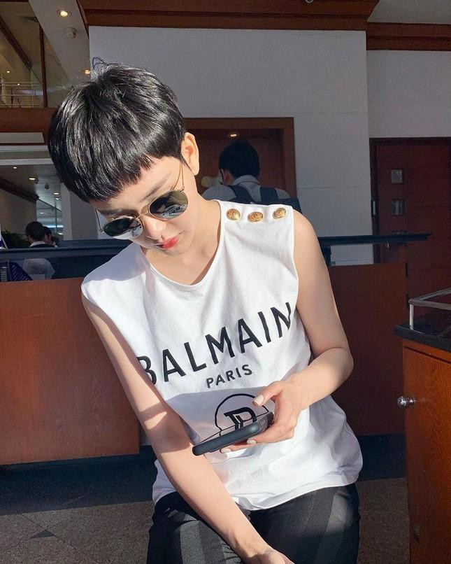 Nữ ca sĩ thường chọn những mẫu áo thun cơ bản của Gucci, Balman, Chanel... Nữ ca sĩ thường chọn những mẫu áo thun cơ bản của Gucci, Balman, Chanel...