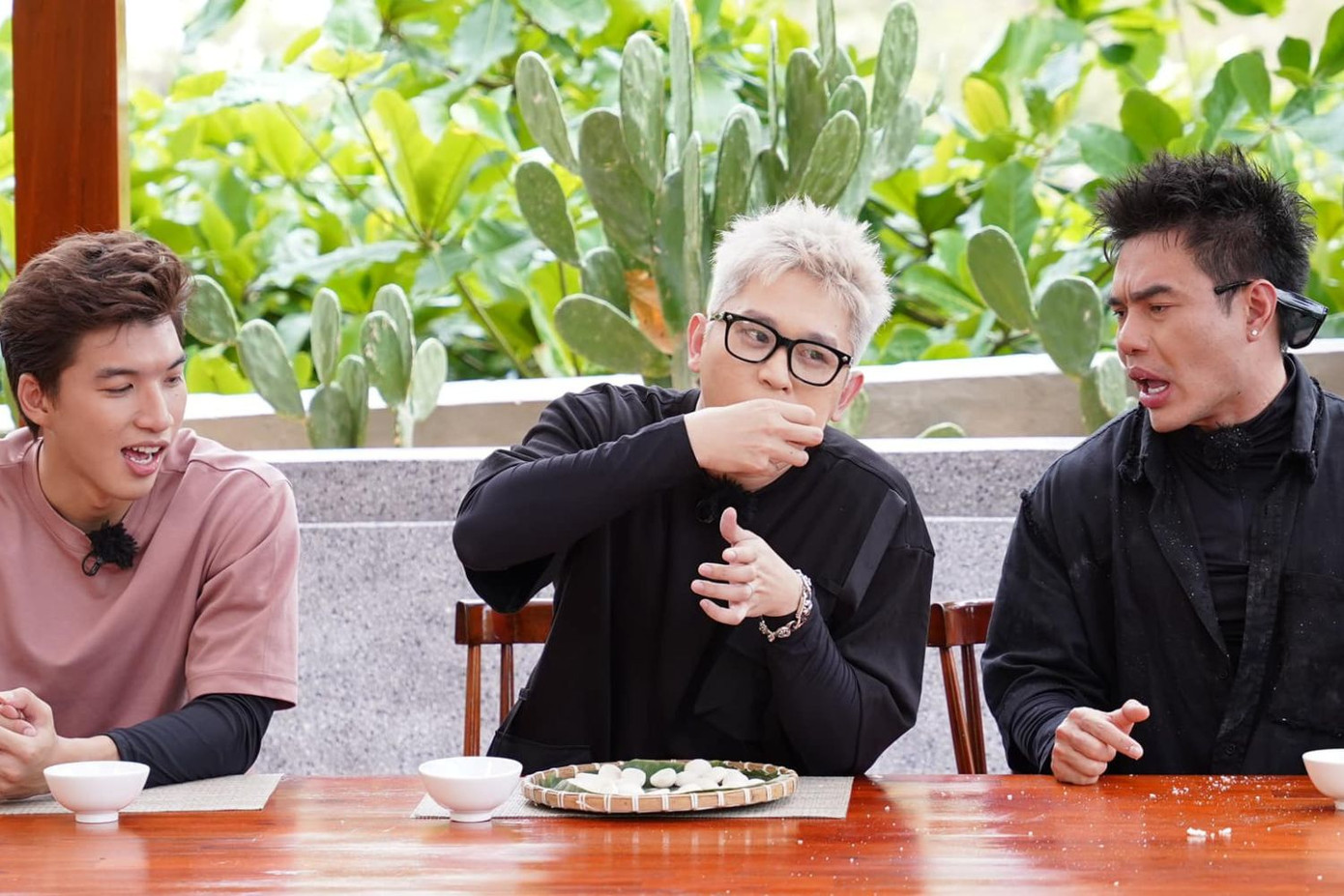 B Ray quyết "hơn thua" với BigDaddy trong thử thách nhét bánh vào miệng. B Ray quyết "hơn thua" với BigDaddy trong thử thách nhét bánh vào miệng.